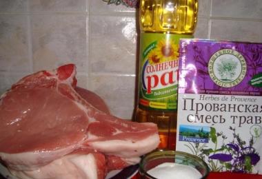 Как приготовить антрекот из свинины и с чем его подавать?