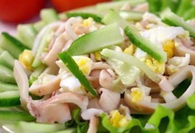 Салат из кальмаров: вкусные рецепты Салат м кальмарами рецепты